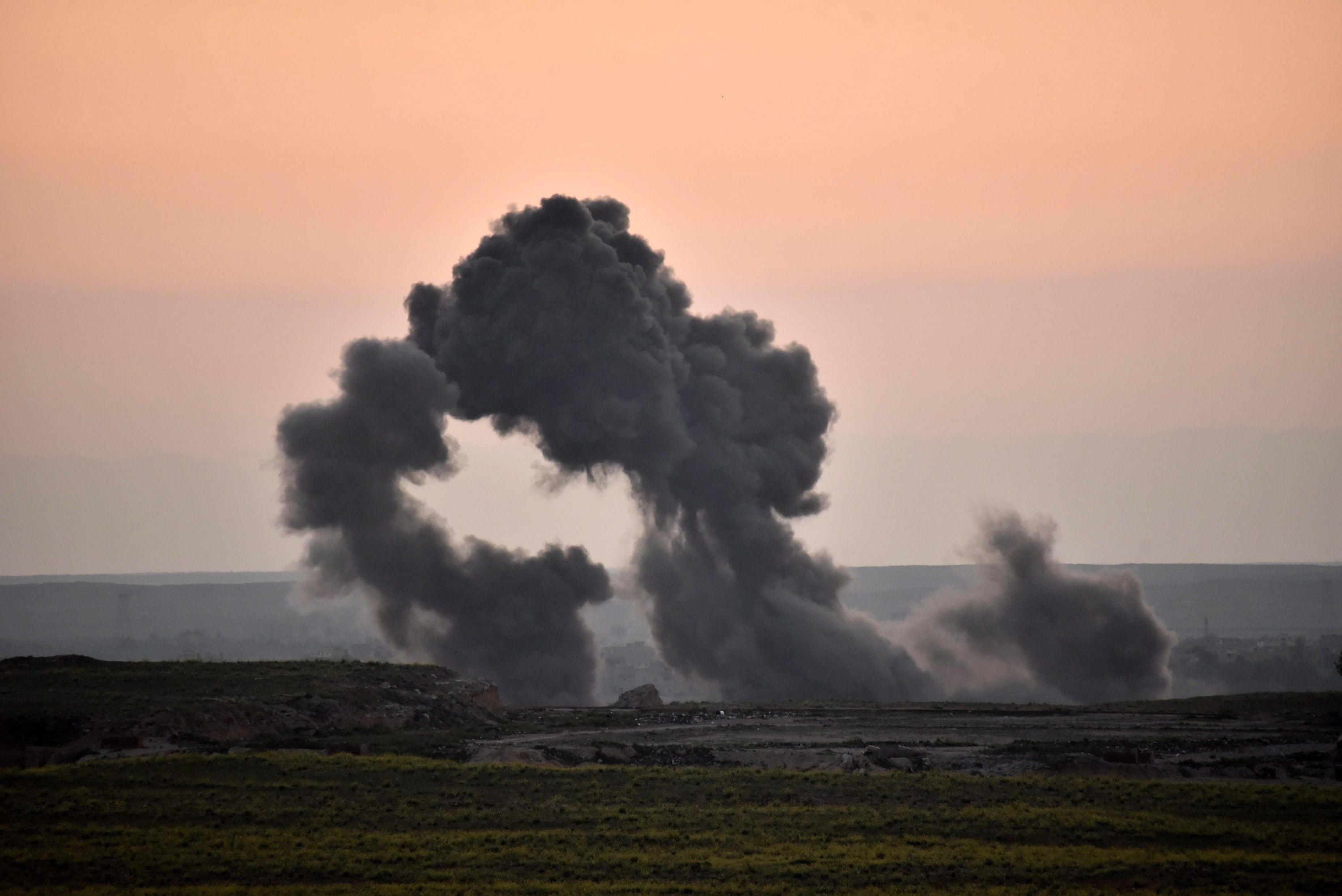 Vista general de una columna de humo después de un ataque aéreo de la coalición internacional contra el Estado Islámico, en una fotografía de archivo. EFE/Murtaja Lateef 