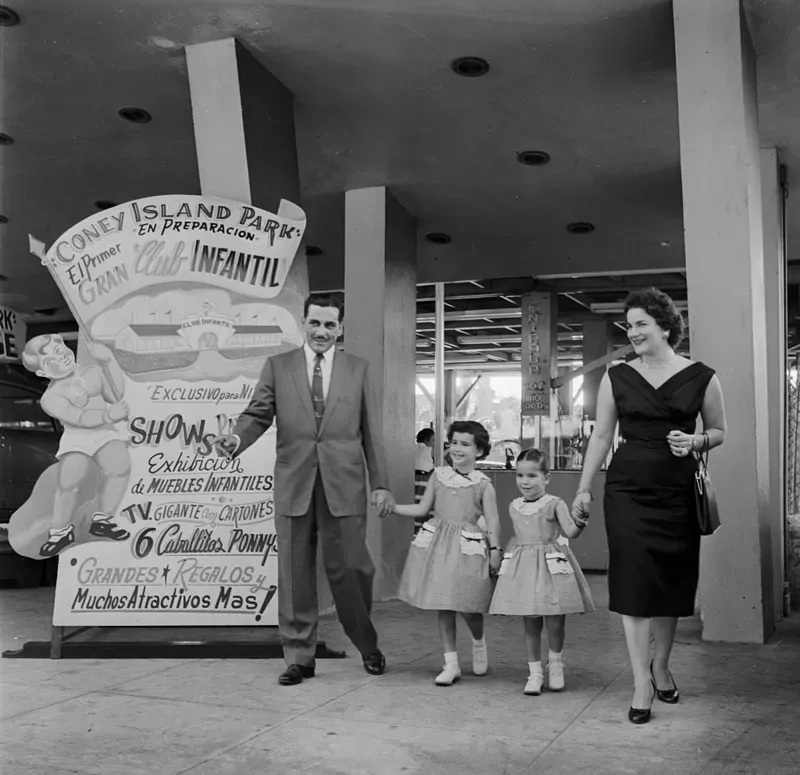 Las familias de dos hijos en Cuba eran una tendencia habitual, como la de esta fotografía de 1955. Getty Images
