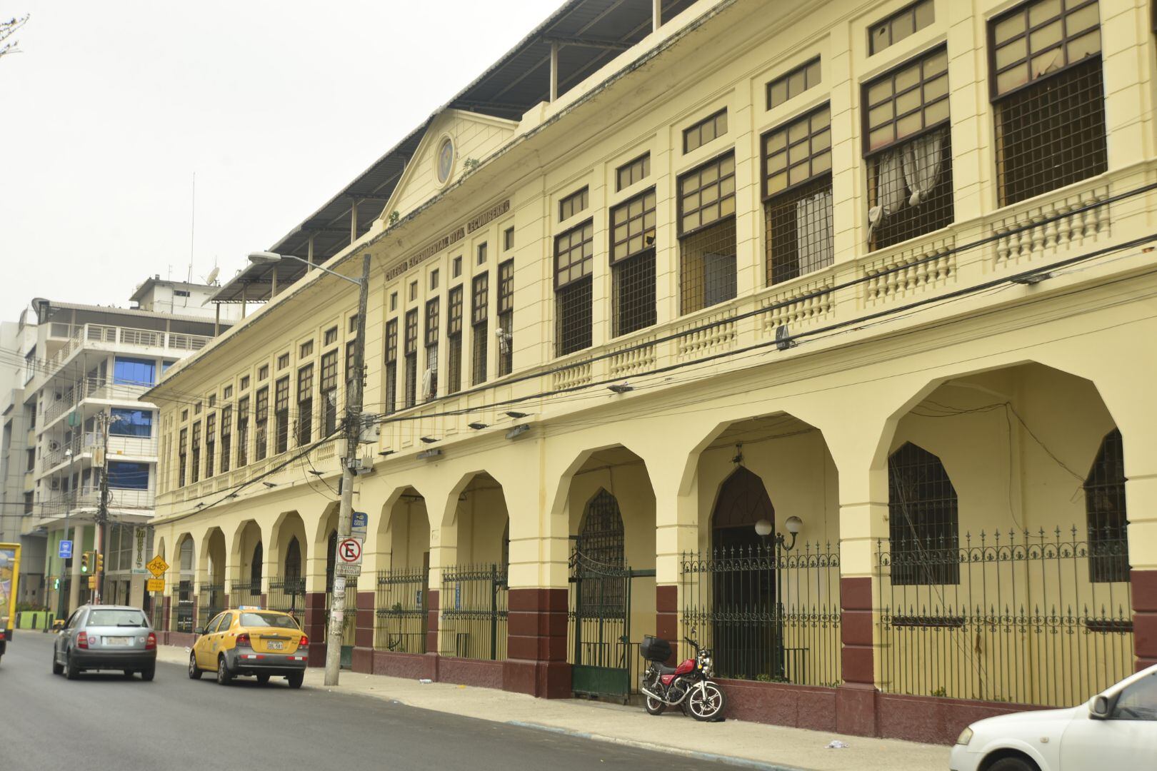El colegio Rita Lecumberro (García Moreno entre Hurtado y Vélez), el primer colegio fiscal femenino que tuvo Guayaquil, es una de las dos instituciones educativas centenarias en el barrio del Salado.