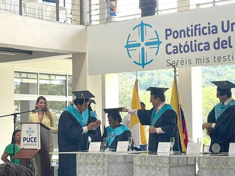 Petita Palma recibió doctorado ‘honoris causa’ de la Pontificia Universidad Católica por trayectoria cultural en Esmeraldas