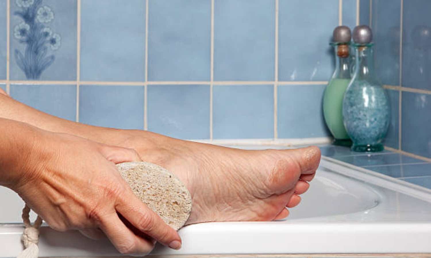 Luego de remojar los pies puedes usar una piedra pómez para eliminar las células muertas. Foto: iStock