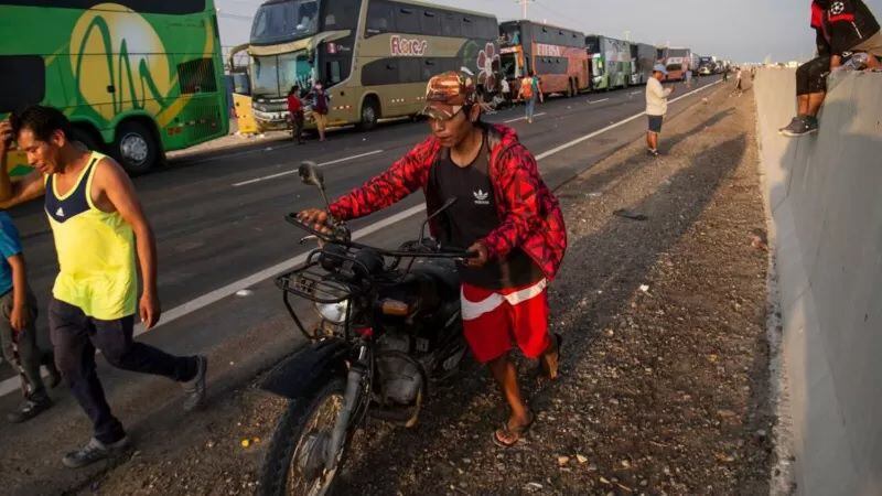La huelga de transportistas ha interrumpido la movilización y transporte regular de muchos peruanos.ERNESTO BENAVIDES / AFP