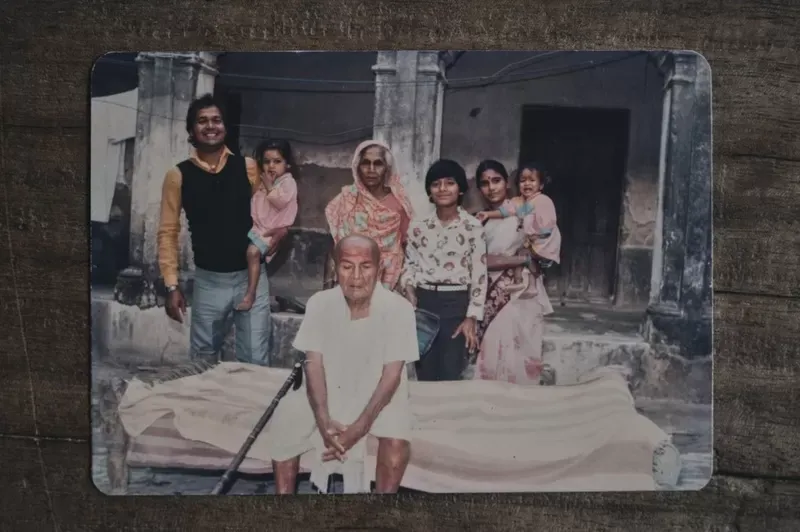 RONNY SEN Gosain, a la izquierda, con una de sus hijas en brazos posa con su "padres" Kameshwar Singh y Ramsakhi Devi