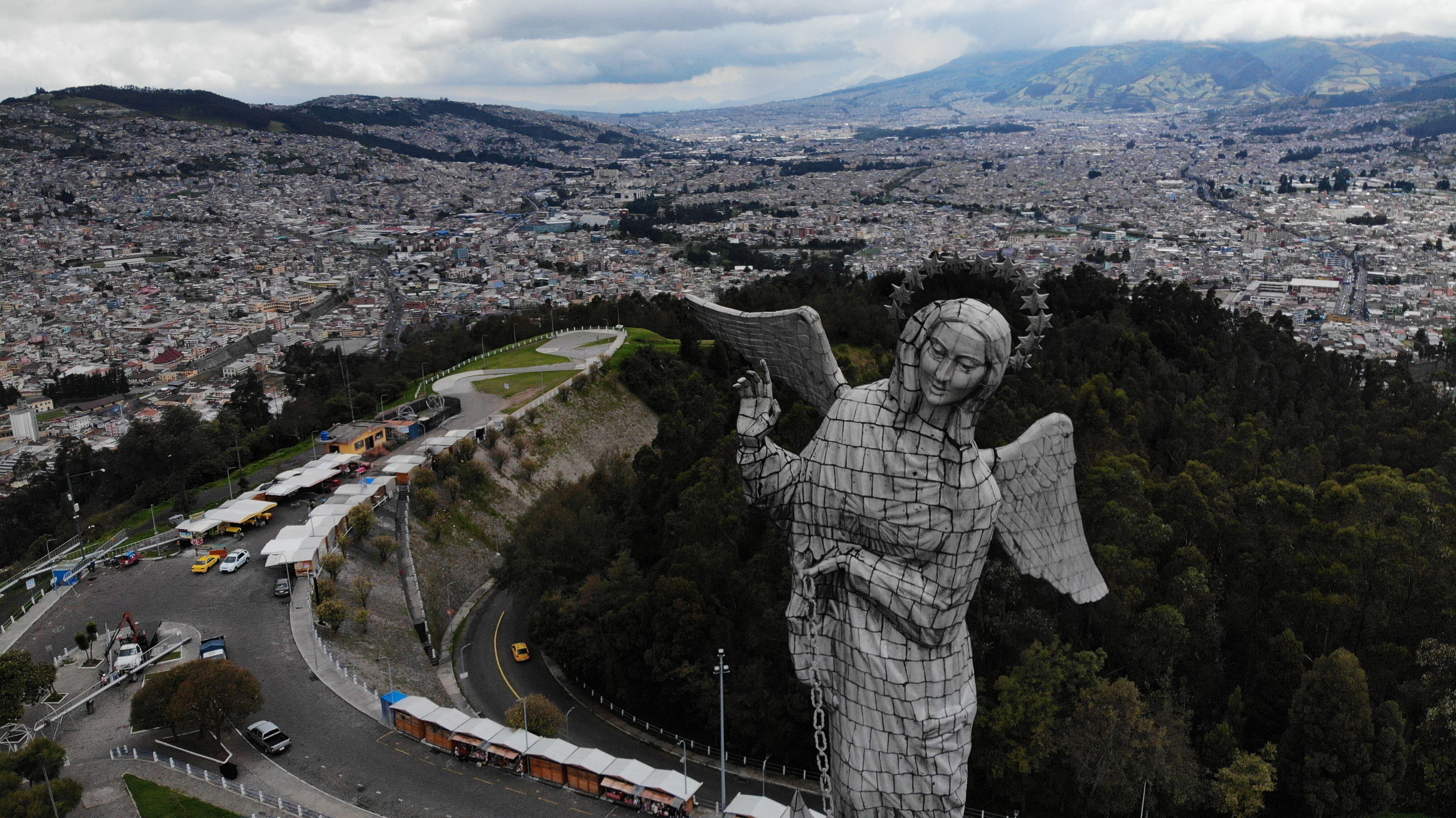 La Virgen del Panecillo cuenta con 42,5 metros de altura y fue inaugurada el 28 de marzo de 1975 en la cima del monte. Se hizo con 7.000 piezas de una aleación de varios metales. Carlos Granja Medranda / EL UNIVERSO
