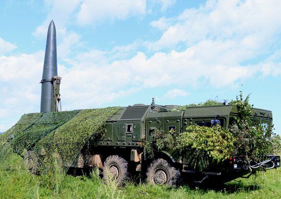 Un sistema de misiles Iskander-M camuflado durante un ejercicio militar en Transbaikalia, Rusia, en junio de 2021.