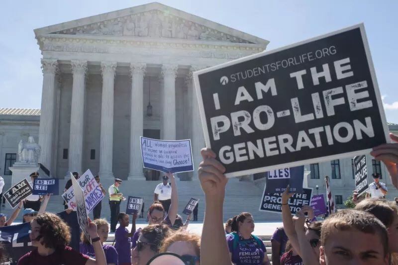 Frente a la Corte Suprema también se congregaron personas que apoyan la prohibición al aborto. GETTY IMAGES