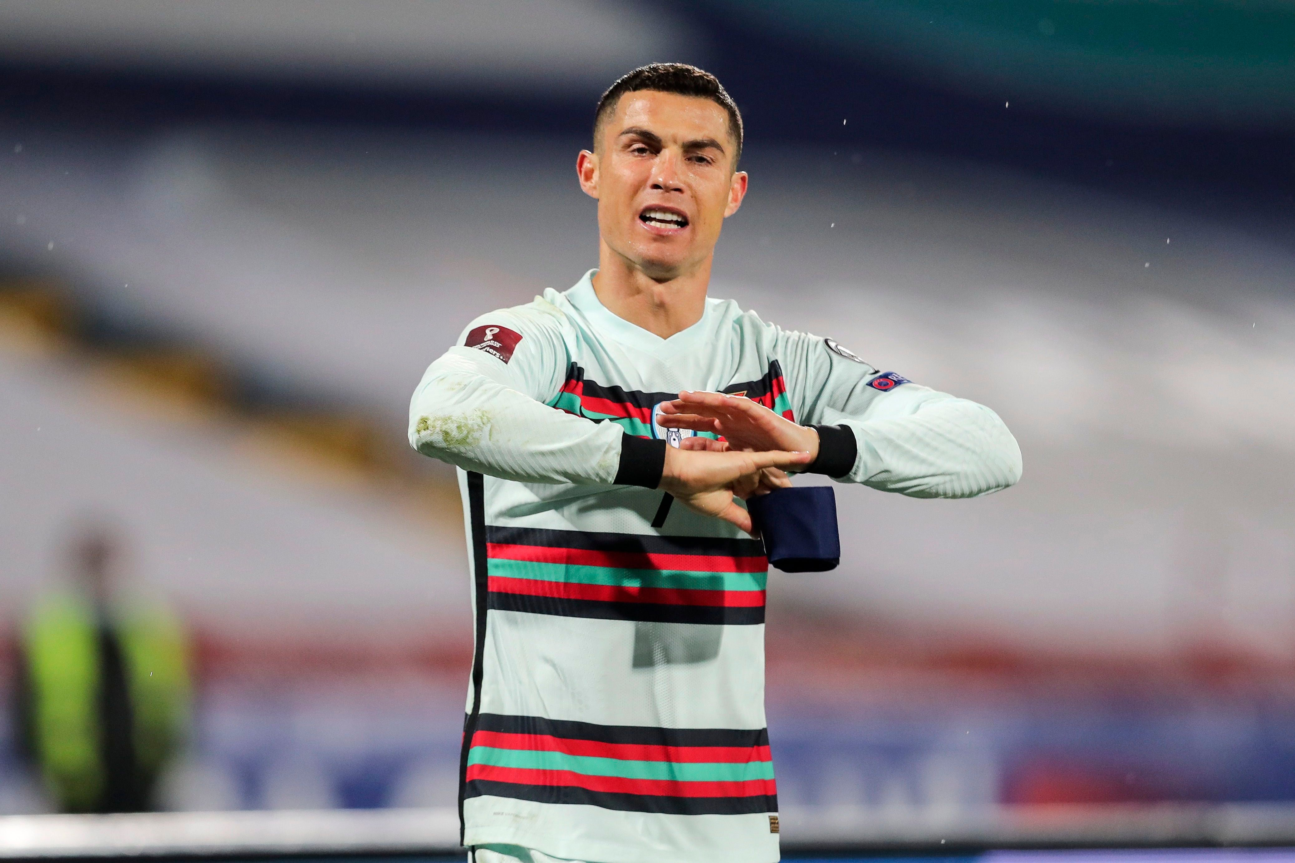 Cristiano Ronaldo dice que ‘perjudican a una nación’ y fue criticado por tirar el brazalete de capitán