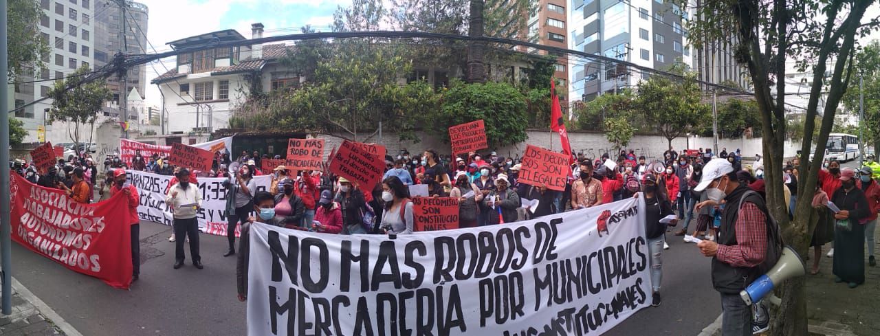 Comerciantes informales de Quito exigen fallo para que el Municipio no les quite sus productos; denuncian abuso de agentes