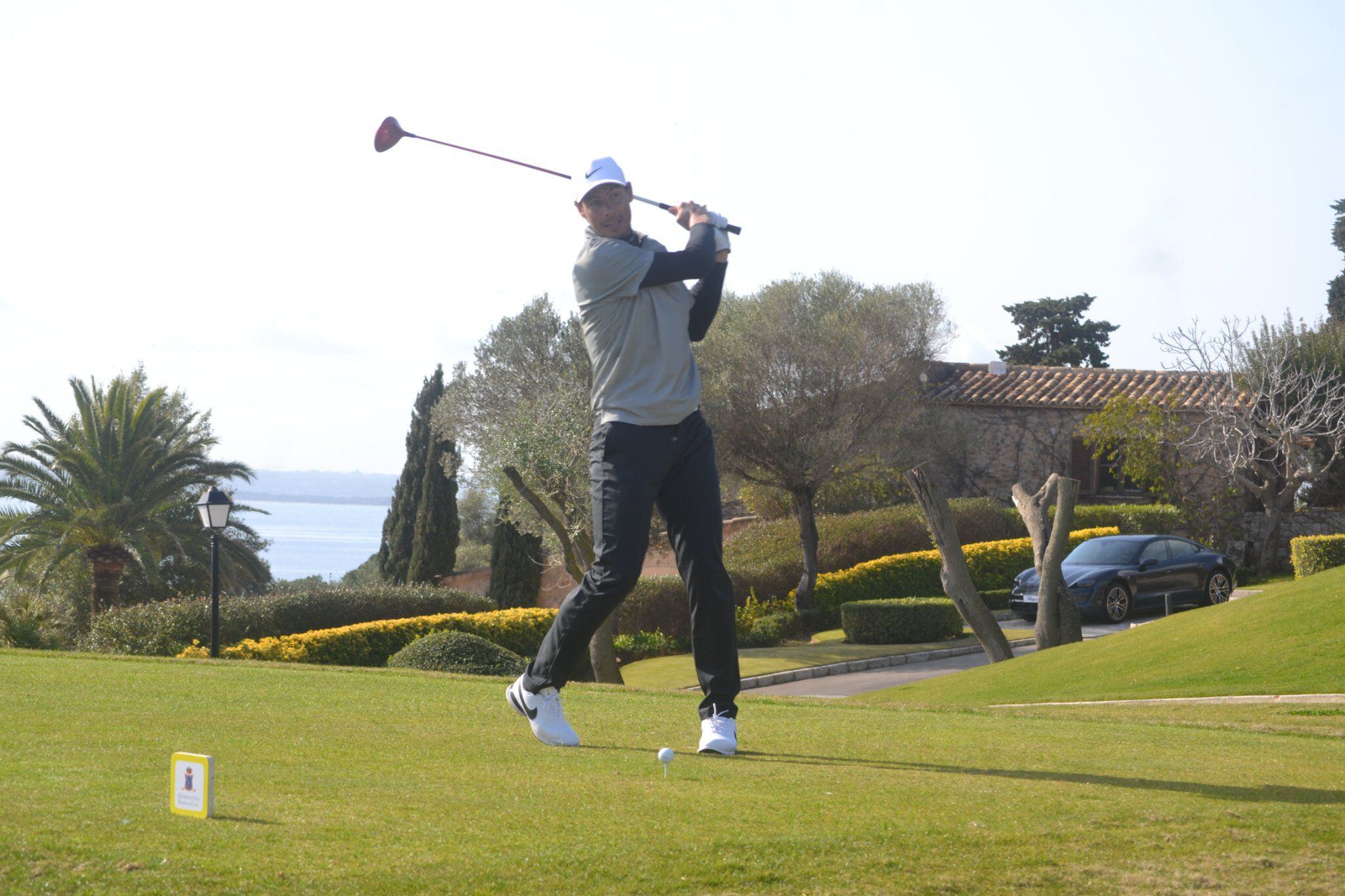 Rafael Nadal cambia la raqueta y destaca en torneo de golf para aficionados