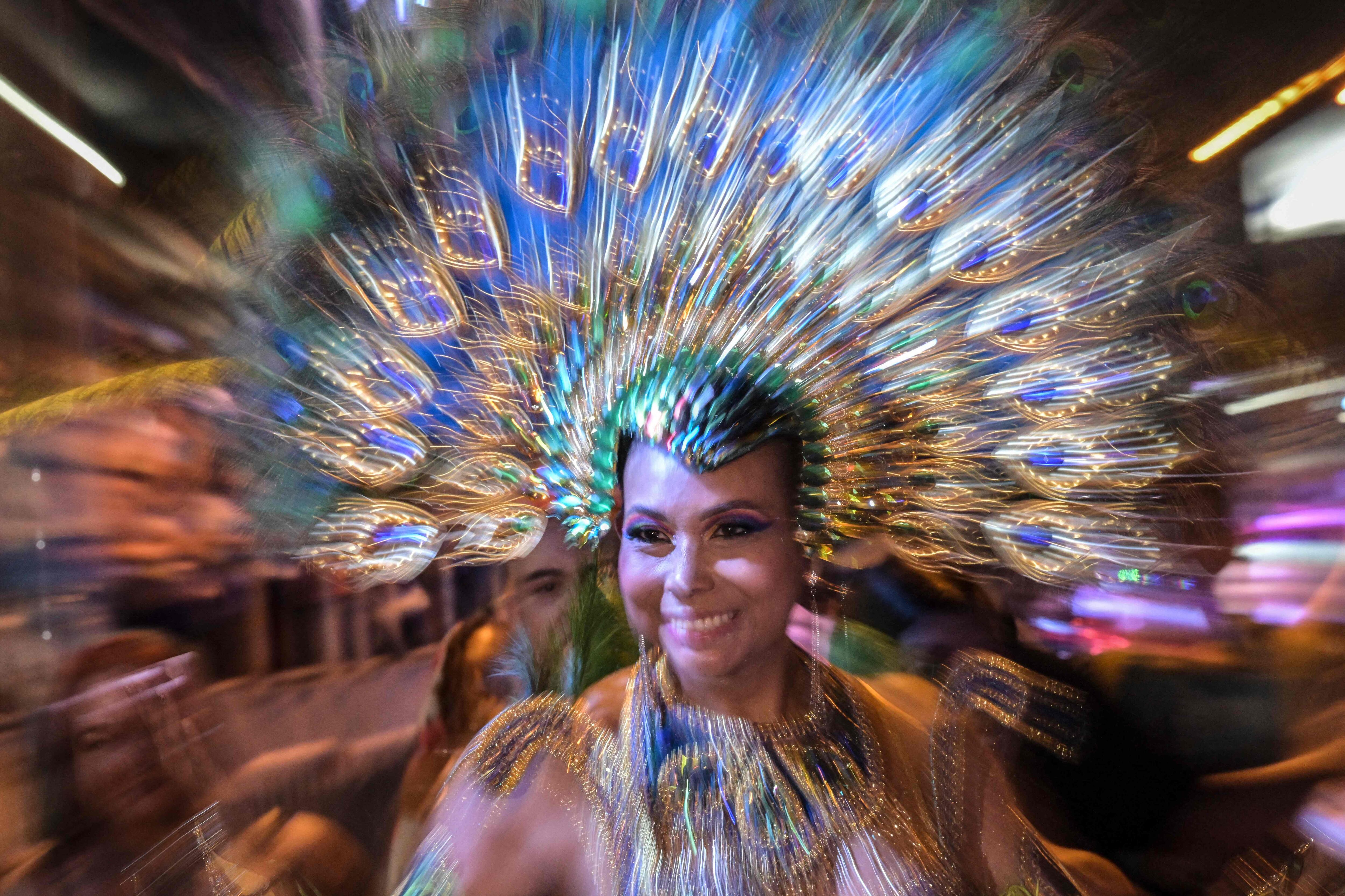 Una bailarina anima el desfile de inauguración de la Feria de Cali, el 25 de diciembre pasado. 