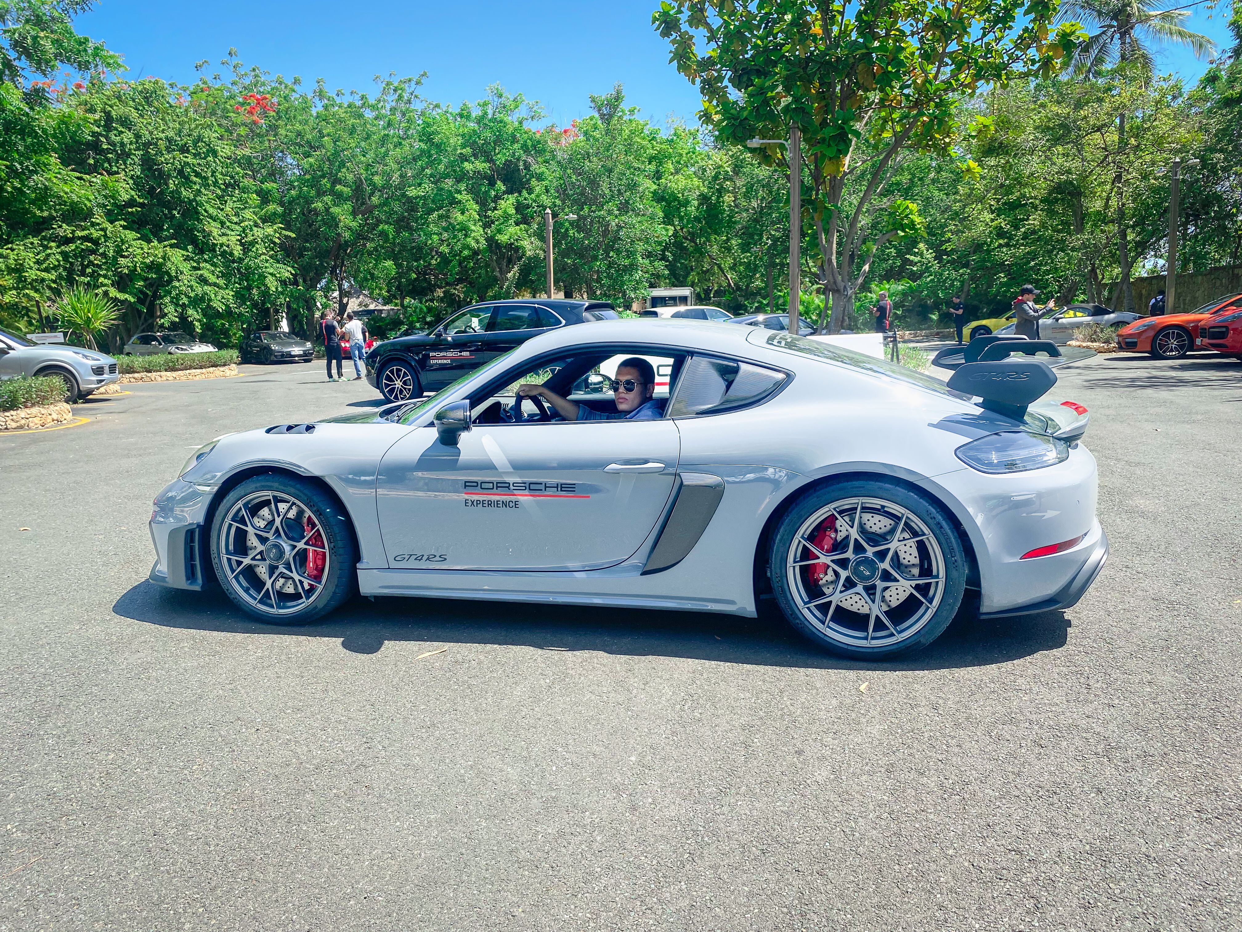 Prueba de conducción del Porsche 718 Cayman GT4 RS en República Dominicana.