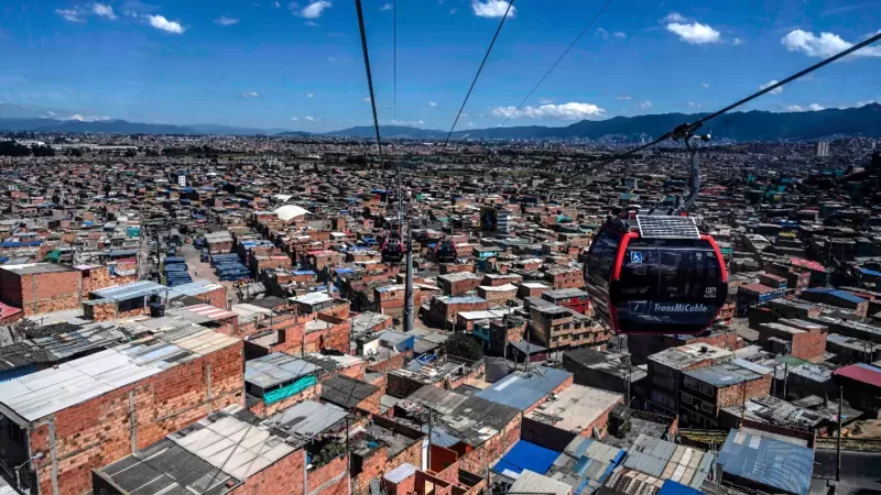 Desde este punto del sur, donde está el Transmicable, se puede ver muy en el fondo el norte de Bogotá. GETTY IMAGES