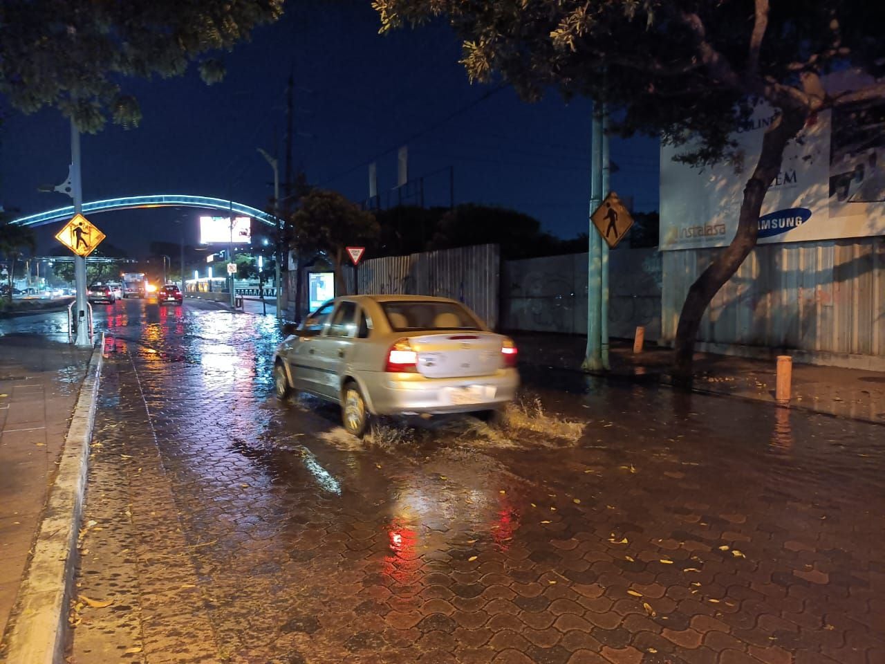 Aumento de la marea anega varias vías de Guayaquil