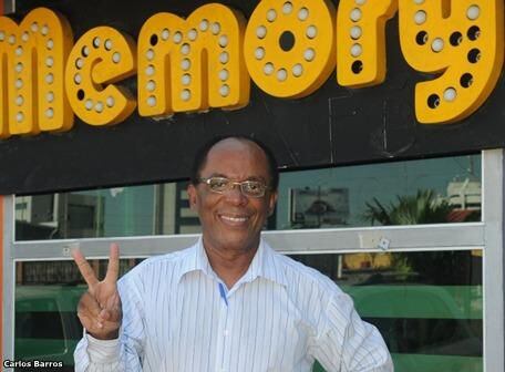 Oswaldo Valencia (i), conocido como Mr. Soul Train, en la entrada de la discoteca Memory, ubicada en Kennedy Music.