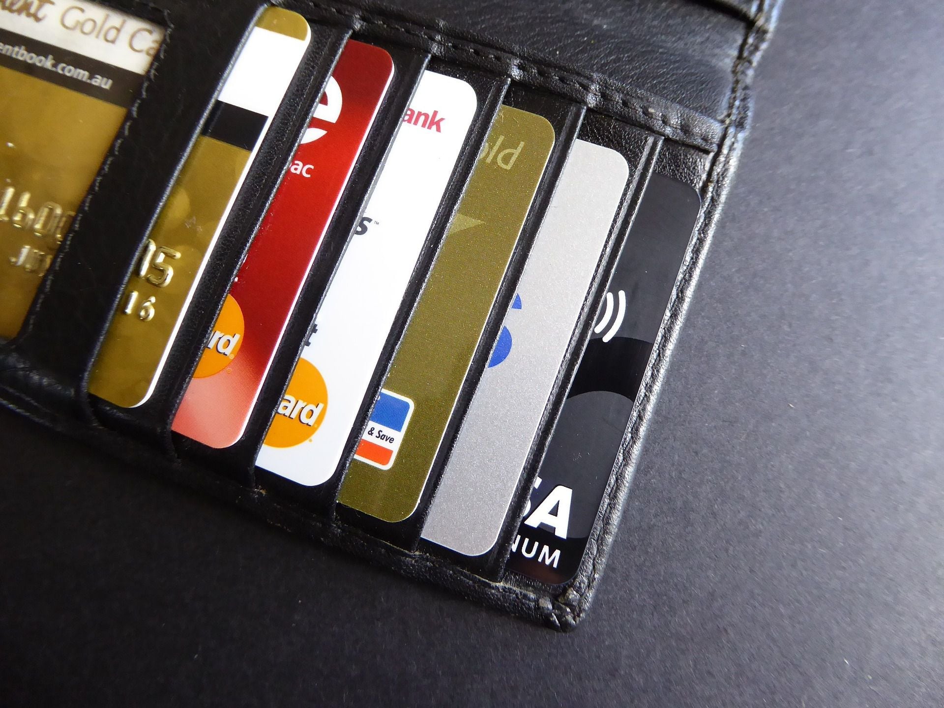 ¿Qué debo hacer cuando recibo dos tarjetas de débito o crédito o cuando registro consumos no autorizados? 