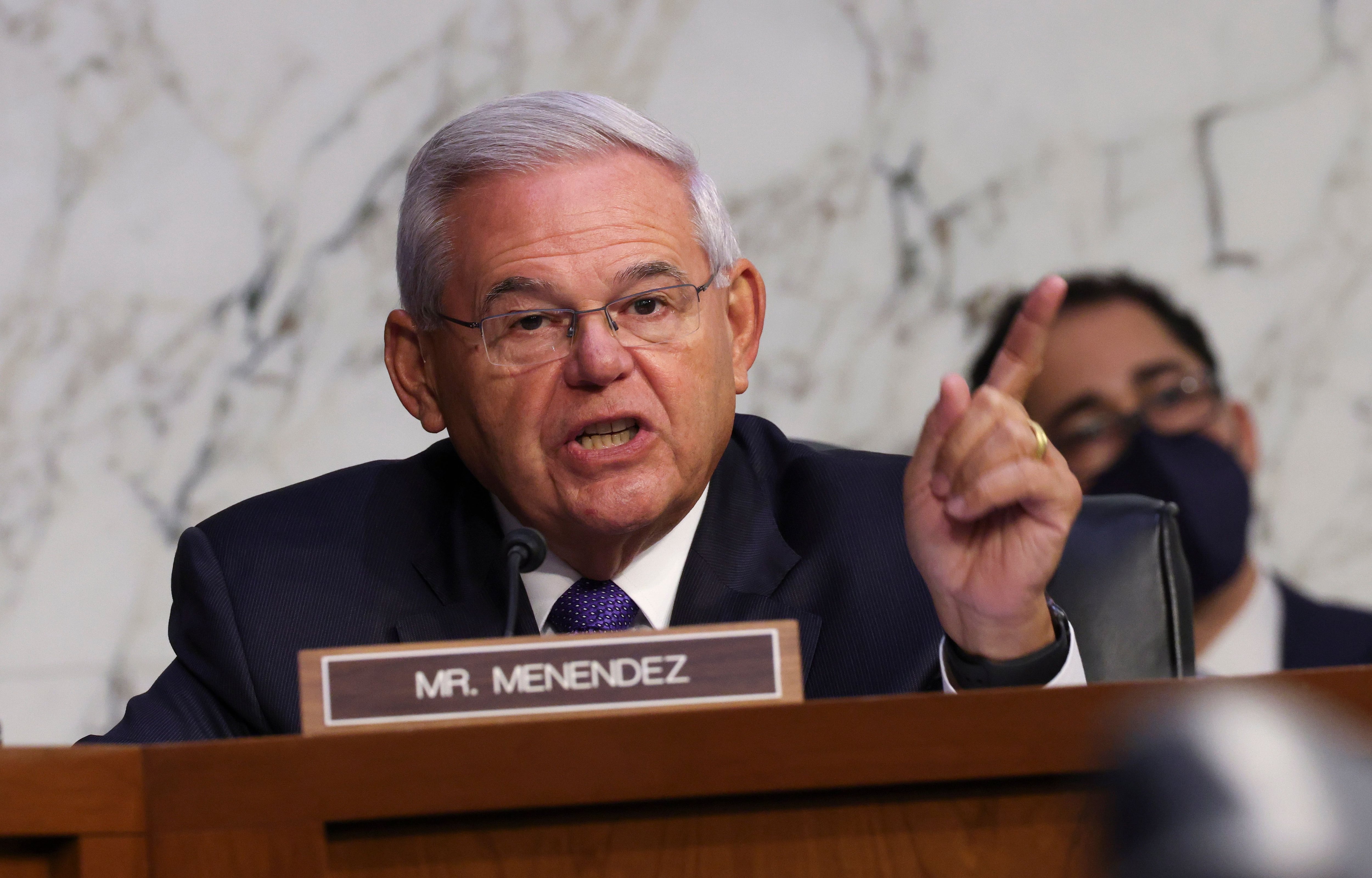 Bob Menéndez, senador de EE. UU., reclama sanciones contra Juan Orlando Hernández, expresidente de Honduras