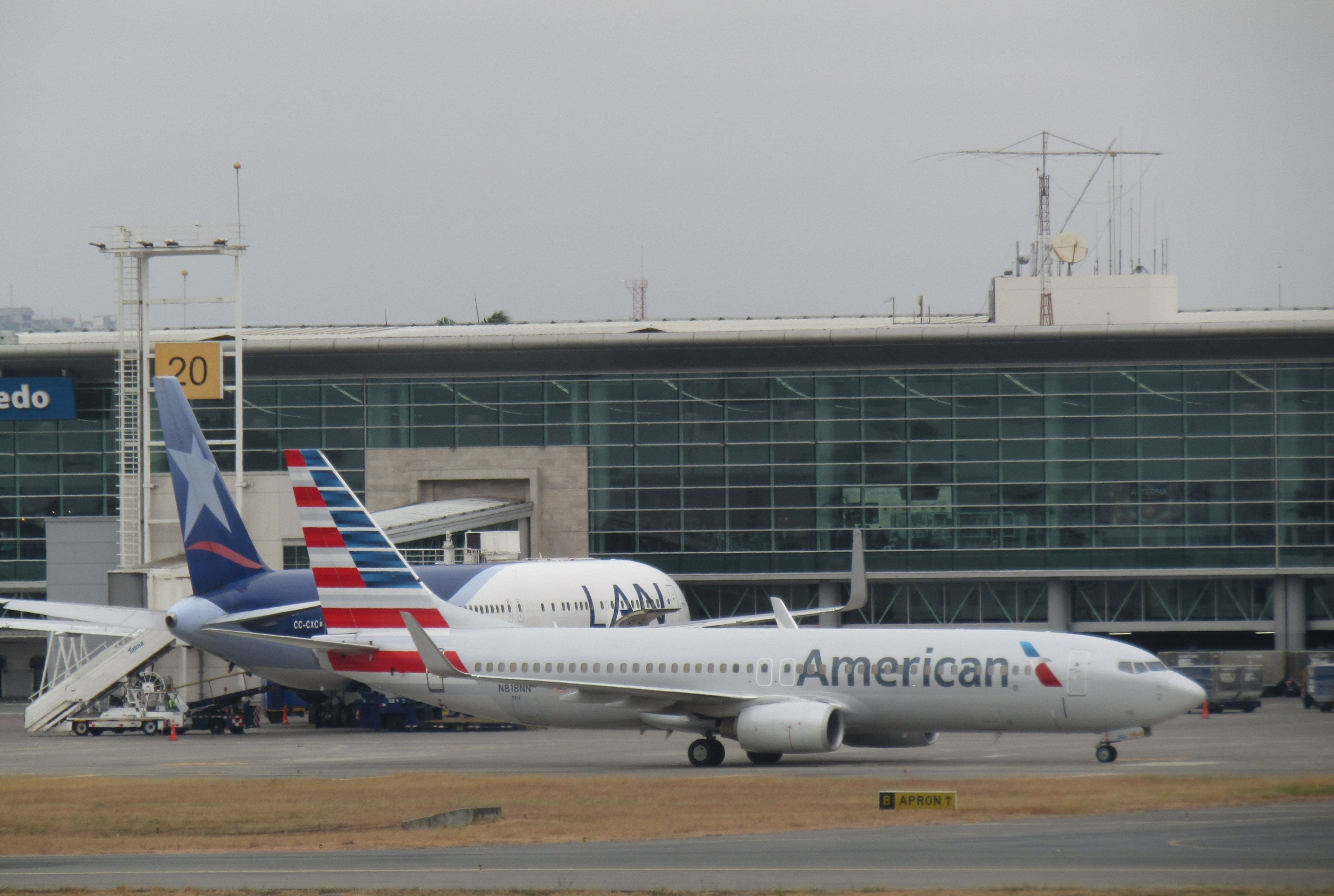 American Airlines reduce pérdidas y advierte que ómicron retrasa recuperación