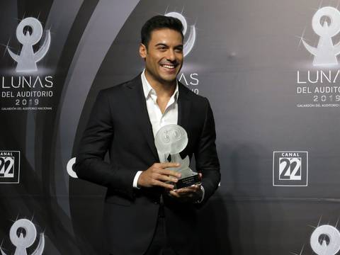 Carlos Rivera, entre los ganadores de los premios Lunas en México  