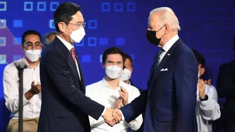 Lee ha reanudado en gran medida sus funciones públicas como ejecutivo de Samsung y se reunió con Biden en Seúl en mayo. GETTY IMAGES