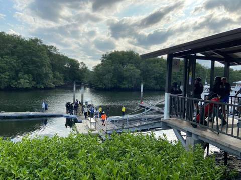 Cuatro policías sufrieron un accidente en el estero Salado, a la altura de Puerto Azul; uno de ellos murió