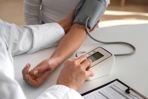 ¿Por qué no es recomendable medir la presión arterial inmediatamente después de despertarse? Esta es la explicación científica
