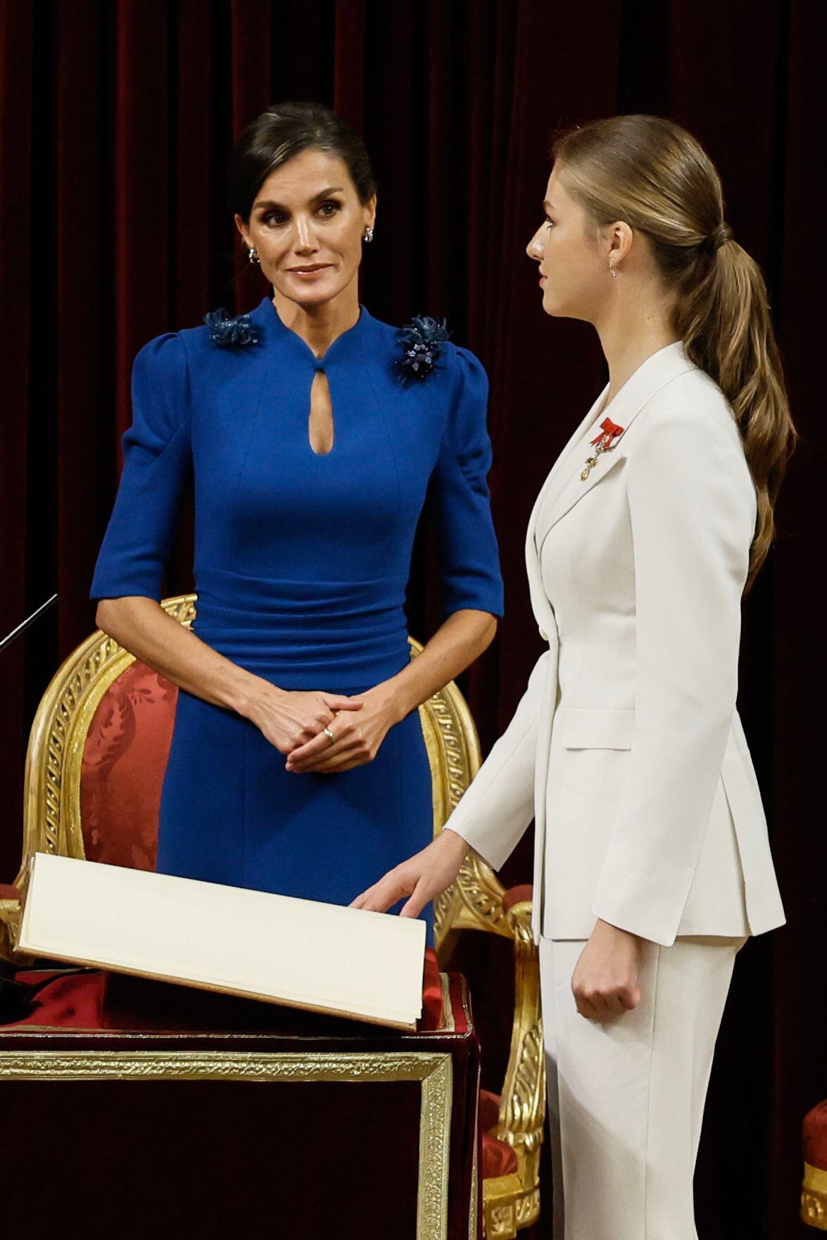 La princesa de Asturias, Leonor de Borbón (d), acompañada por su madre, la reina Letizia, jura la Constitución en el día de su 18.° cumpleaños, este martes en el Congreso de los Diputados. EFE/Ballesteros POOL
