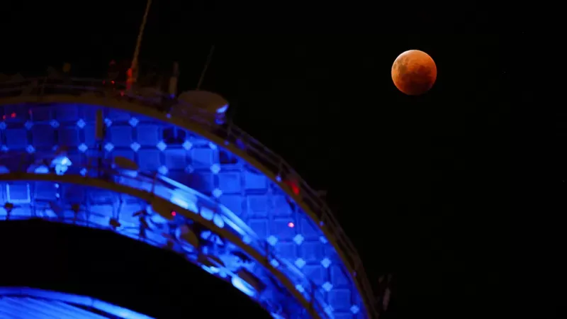 GETTY IMAGES La Luna roja sobre la ciudad australiana de Melbourne.