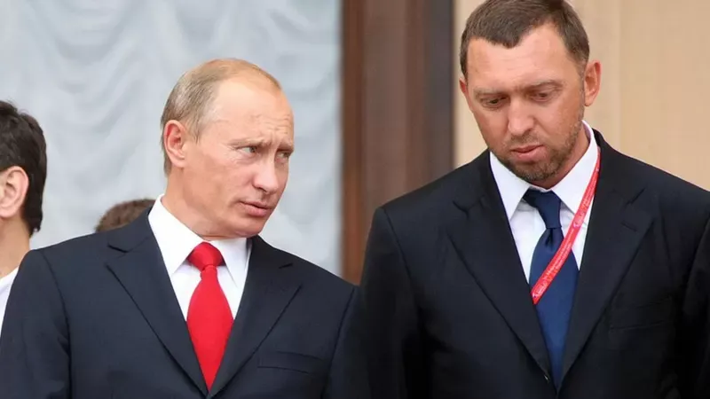 Vladimir Putin y el oligarca Oleg Deripaska, sancionado por el gobierno británico. Getty Images