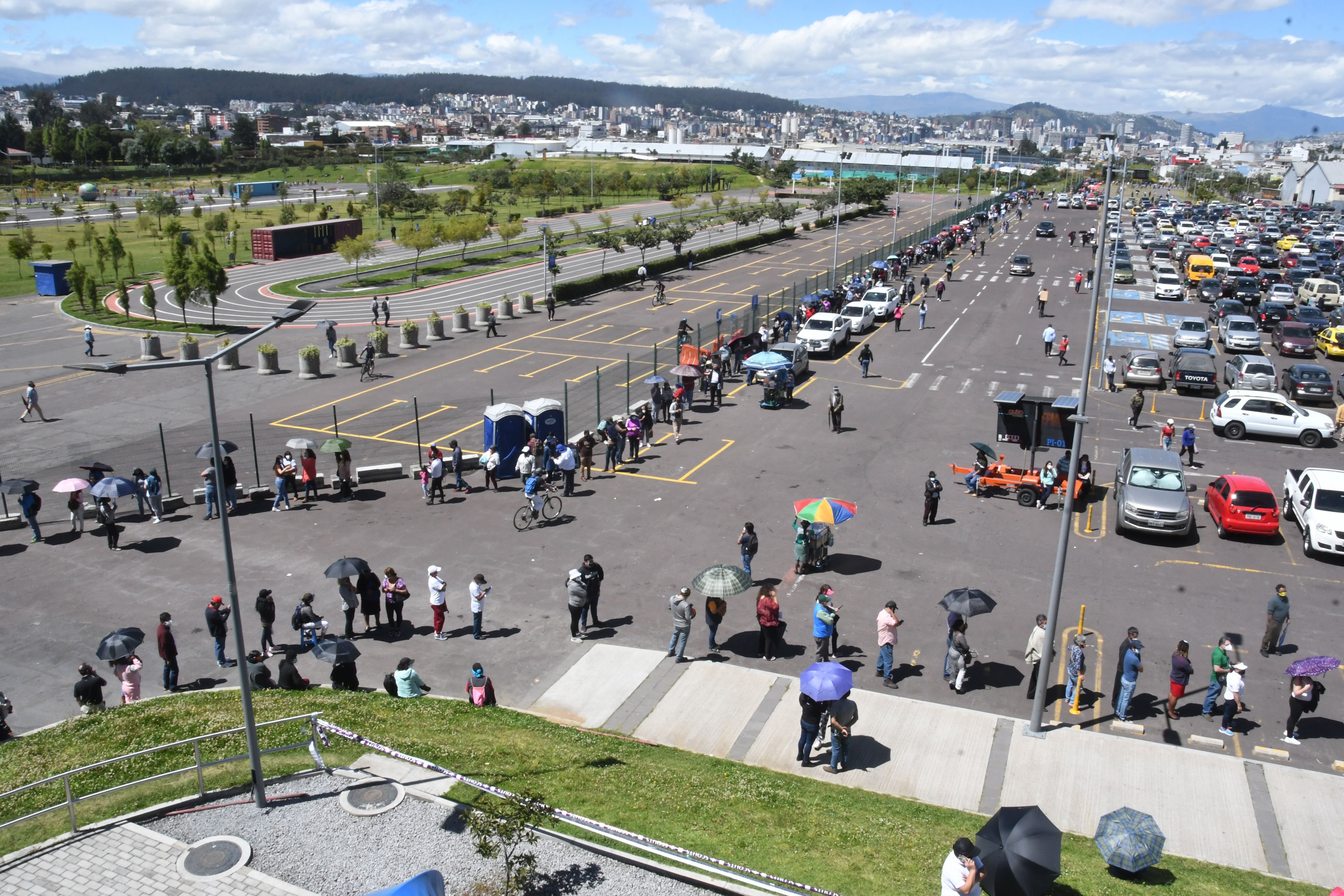 Jornada de vacunación anticoronavirus generó críticas, aglomeraciones y horas de espera este martes en Quito