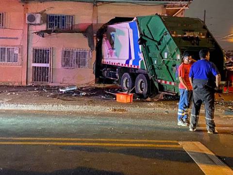 Conductor de recolector de basura se impactó contra vivienda en el sur de Guayaquil 