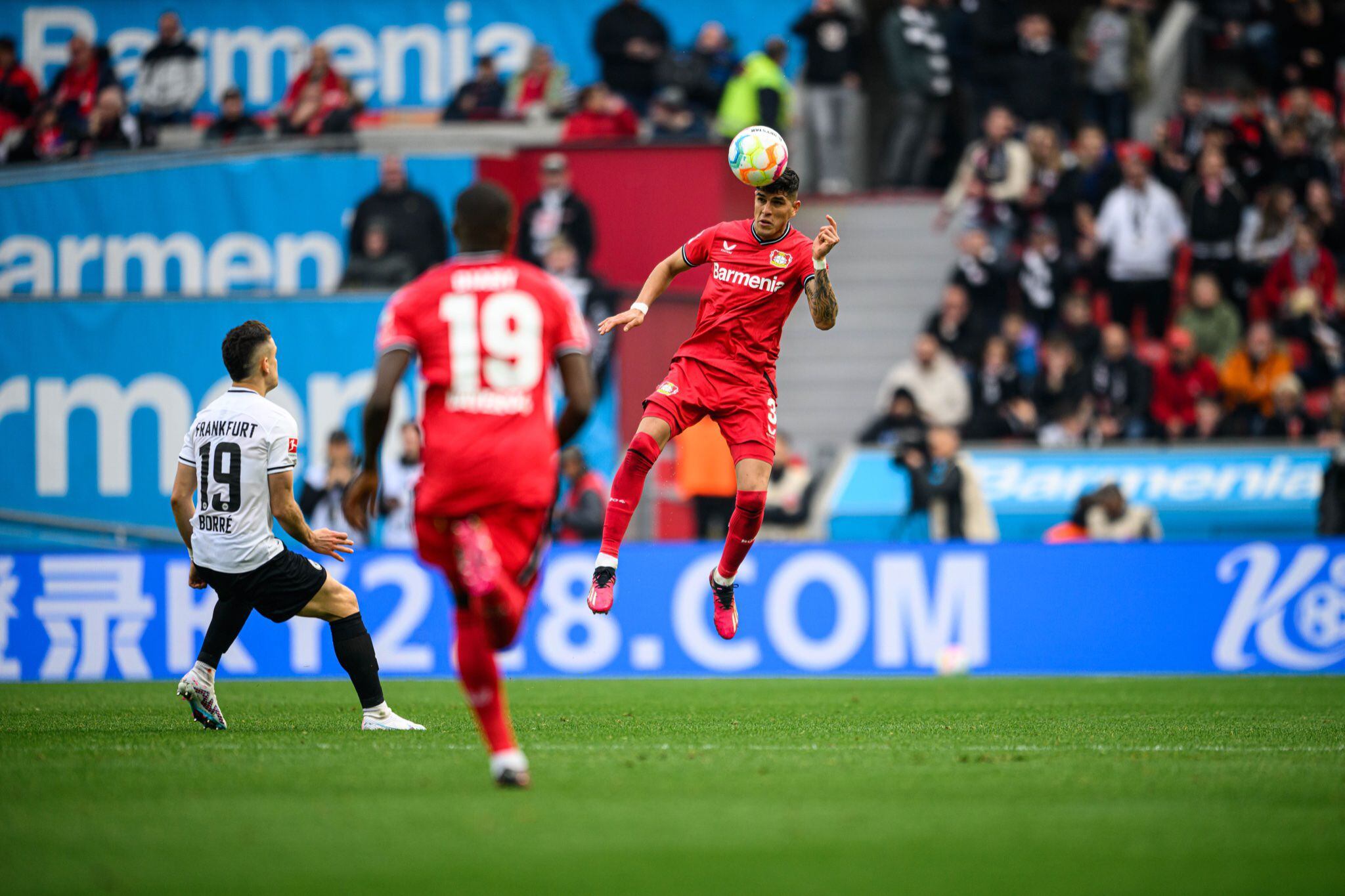 Piero Hincapié es sustituido por lesión en el triunfo del Bayer Leverkusen