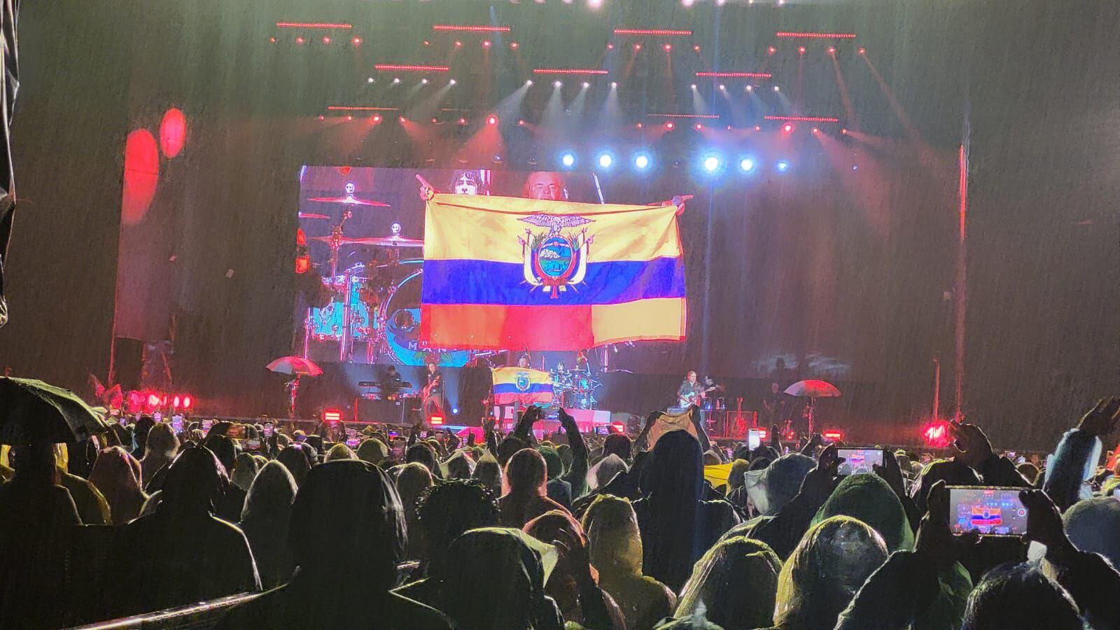 QUITO.- La banda musical mexicana Maná se presentó ante miles de seguidores en el estadio Olímpico Atahualpa.