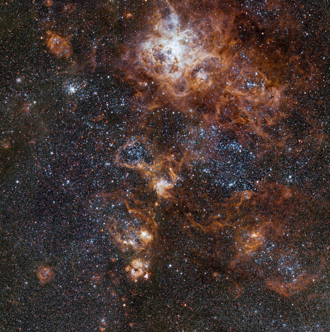 Imagen de la nebulosa de la Tarántula, a unos 160.000 años luz de distancia, en la que se ve un paisaje cósmico de cúmulos estelares, nubes de gas brillantes y restos dispersos de explosiones de supernovas. EFE/ESO 