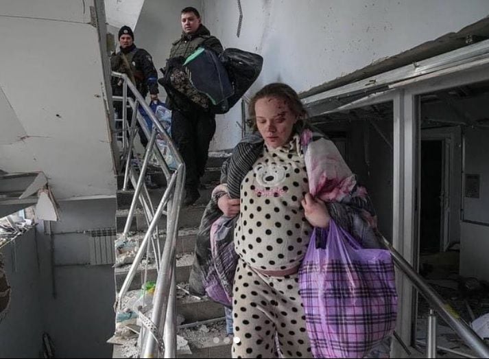 Imagen de la mujer saliendo del hospital bombardeado en Mariúpol.