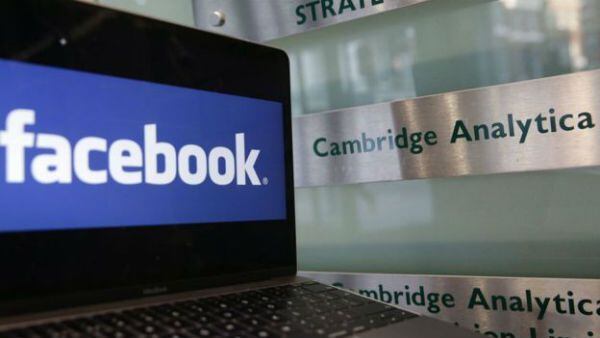 Facebook quedó envuelta en el escándalo generado por Cambridge Analytica que está siendo investigada tras haber obtenido la información de 50 millones de usuarios de la red social (BBC Mundo)