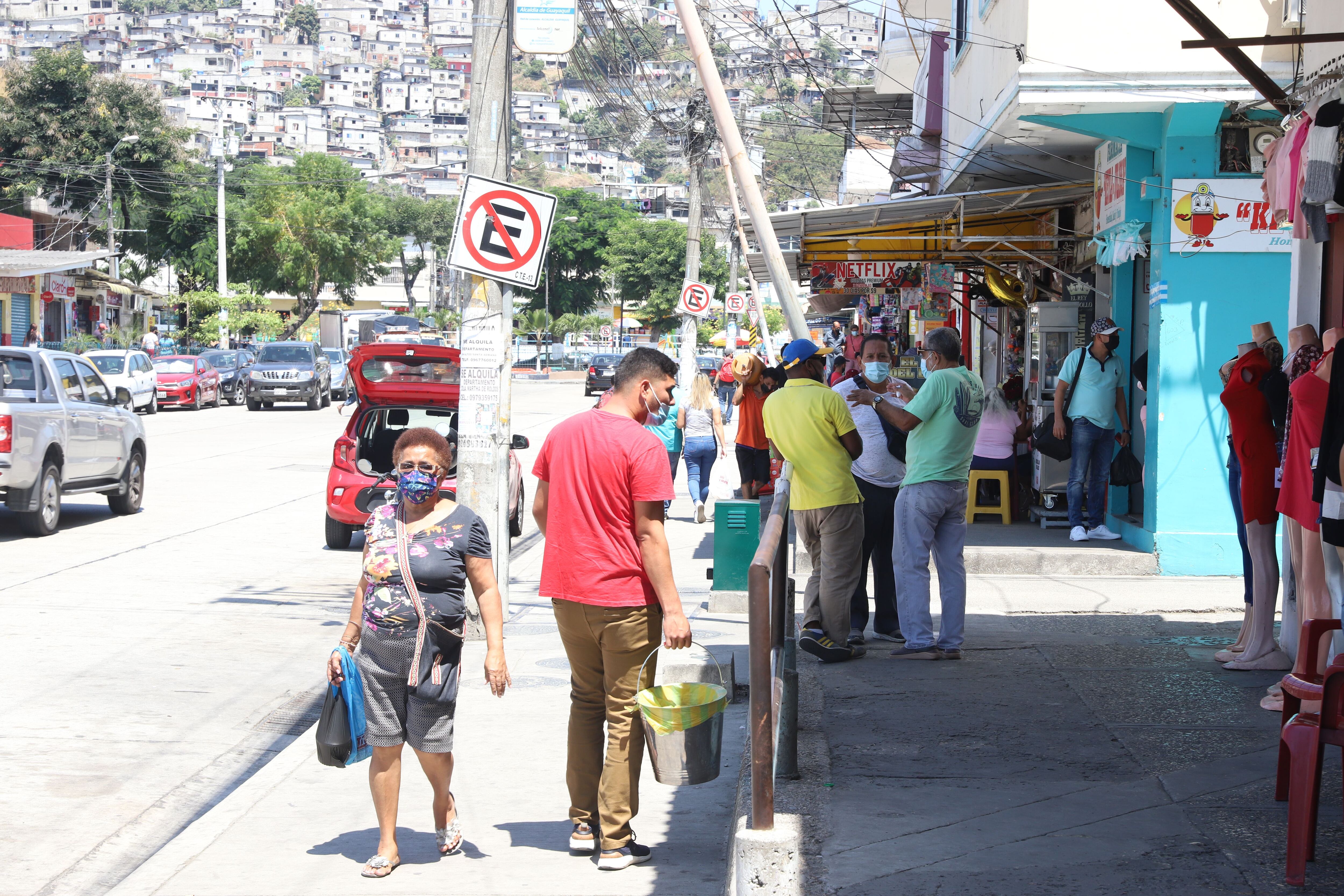 Habitantes y comerciantes en Guayaquil esperan que la situación económica mejore, sobre todo ahora que aumentan las cifras de vacunación contra el COVID-19 y que se habla de reactivación. En sitios como la ciudadela Martha de Roldós, norte, todos los negocios o locales comercial abren sus puertas a diario. Foto: José Beltrán