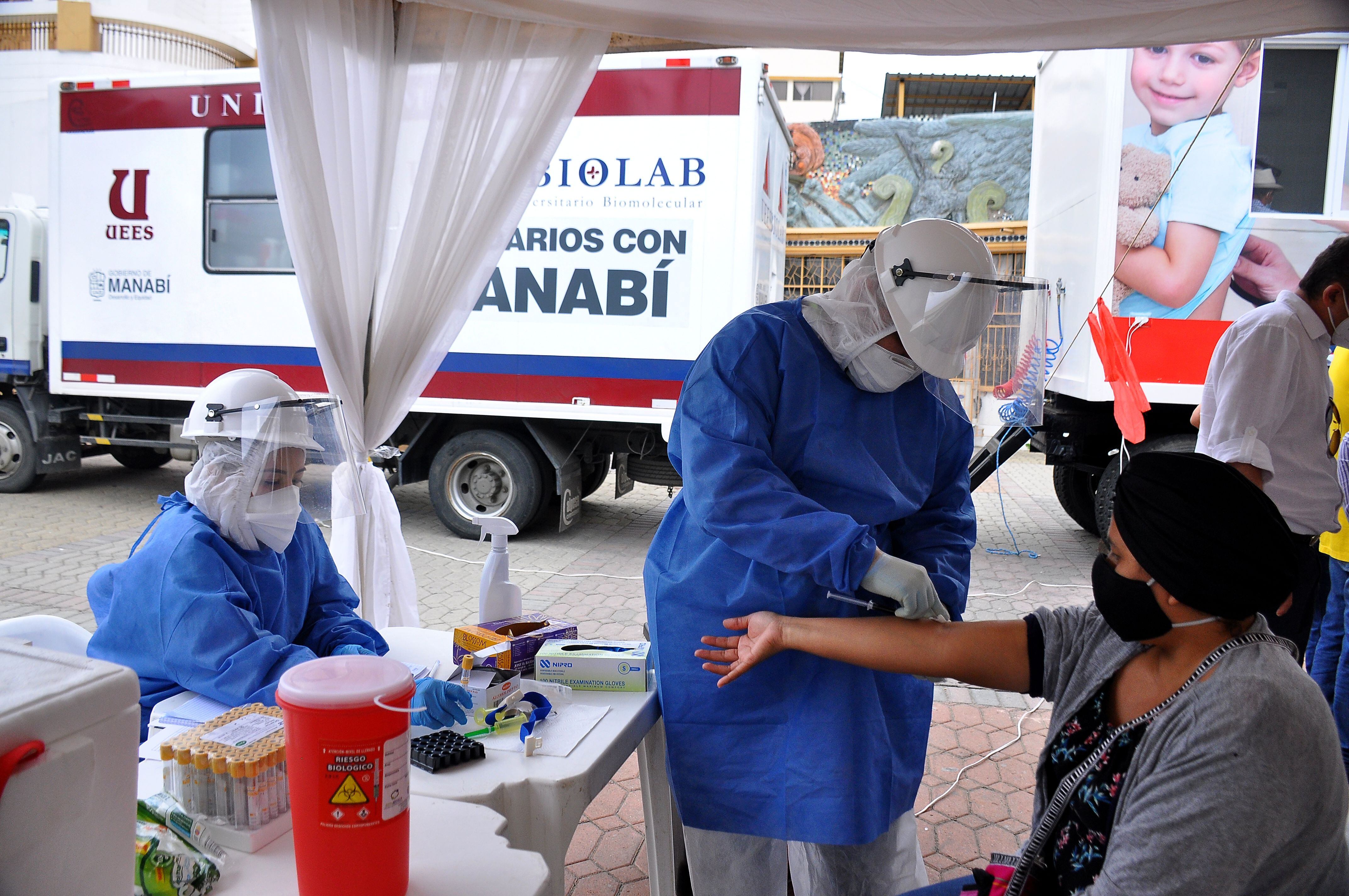 En los días y meses más críticos de la pandemia del COVID-19 en Ecuador, UEES Biolab, a través de su unidad móvil, llegó también a diversos rincones del país para hacer pruebas, la mayoría, gratuitas. Hicieron cerca de 120.000 pruebas en ese entonces.