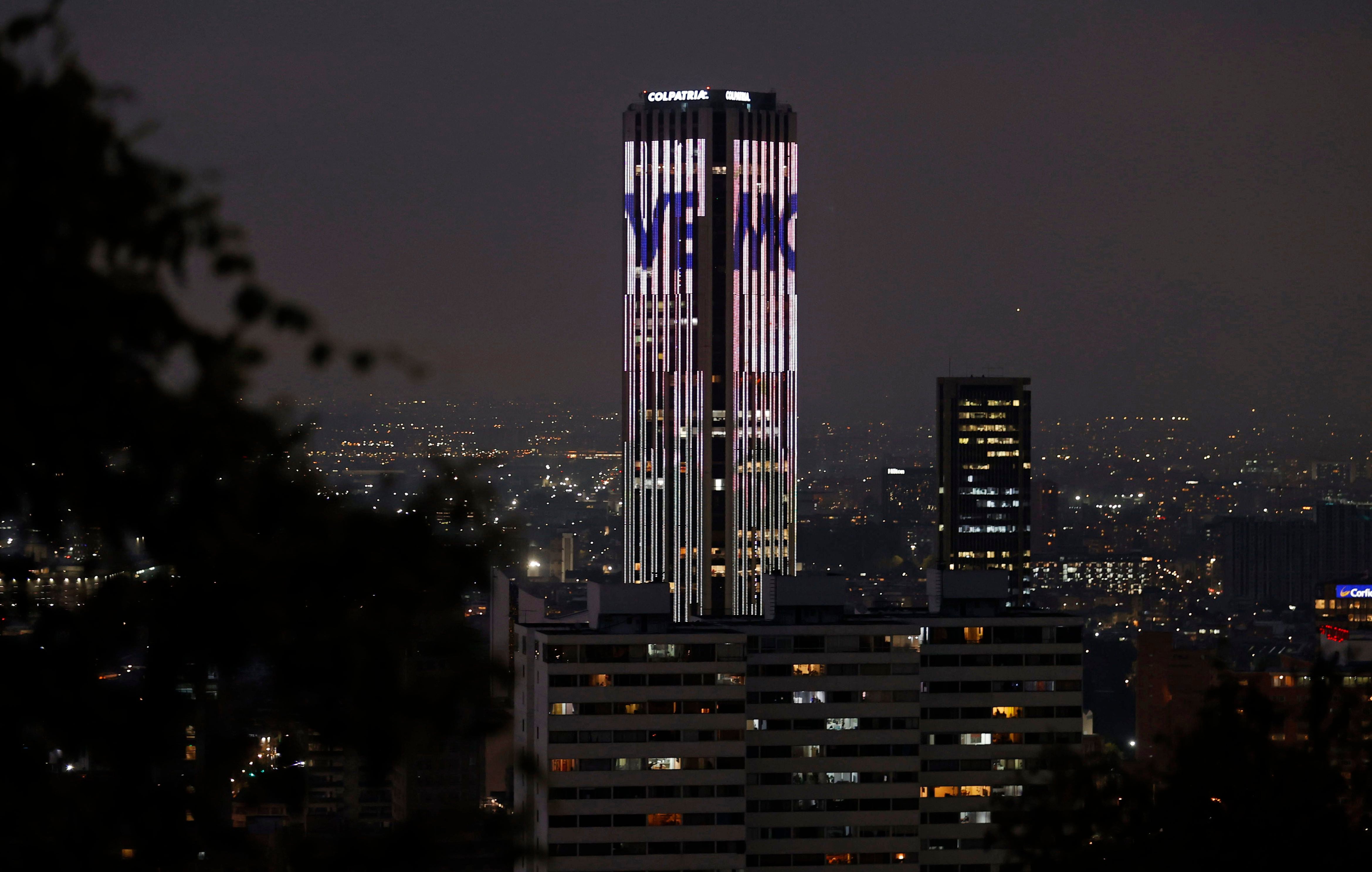 Fotografía donde se ve La Torre Colpatria, uno de los edificios más altos de Colombia, iluminada con imágenes alusivas a 'En agosto nos vemos', novela inédita de Gabriel García Márquez. EFE/ Mauricio Dueñas Castañeda