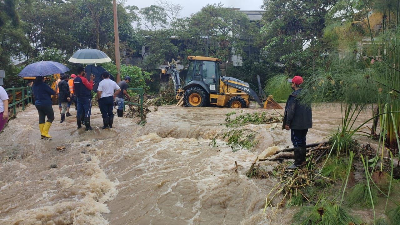 Desbordamiento de ríos Mindo y Canchupi causan inundación en el sector noroccidente de Pichincha