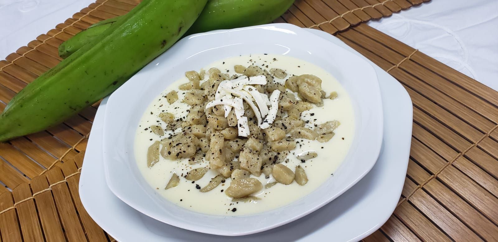 Receta de ñoquis de plátano verde con salsa de mozzarella