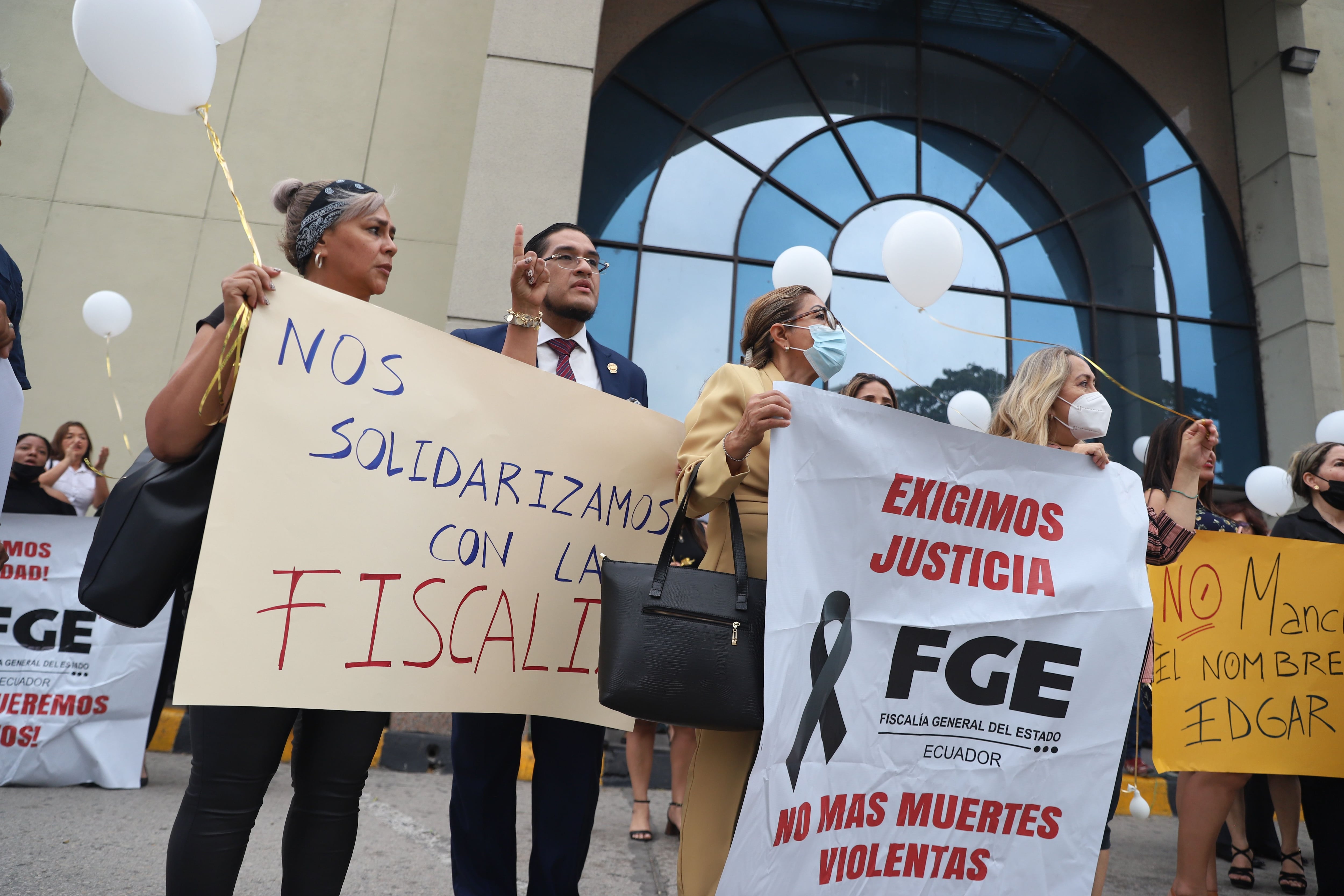  Que no se ‘manche’ el nombre del fiscal Édgar Escobar y se implementen seguridades en unidades judiciales fueron los pedidos de jueces y fiscales en plantón afuera de sede