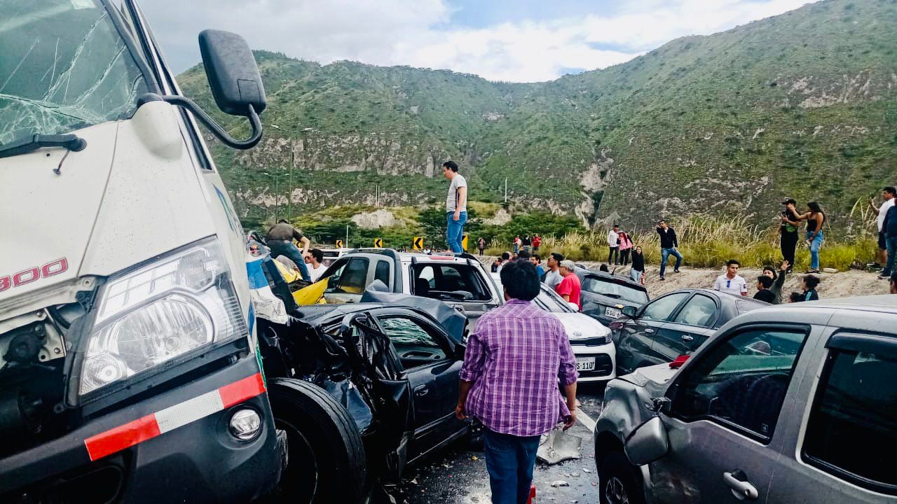 Tres fallecidos y 16 heridos por terrible accidente de tránsito en Guayllabamba