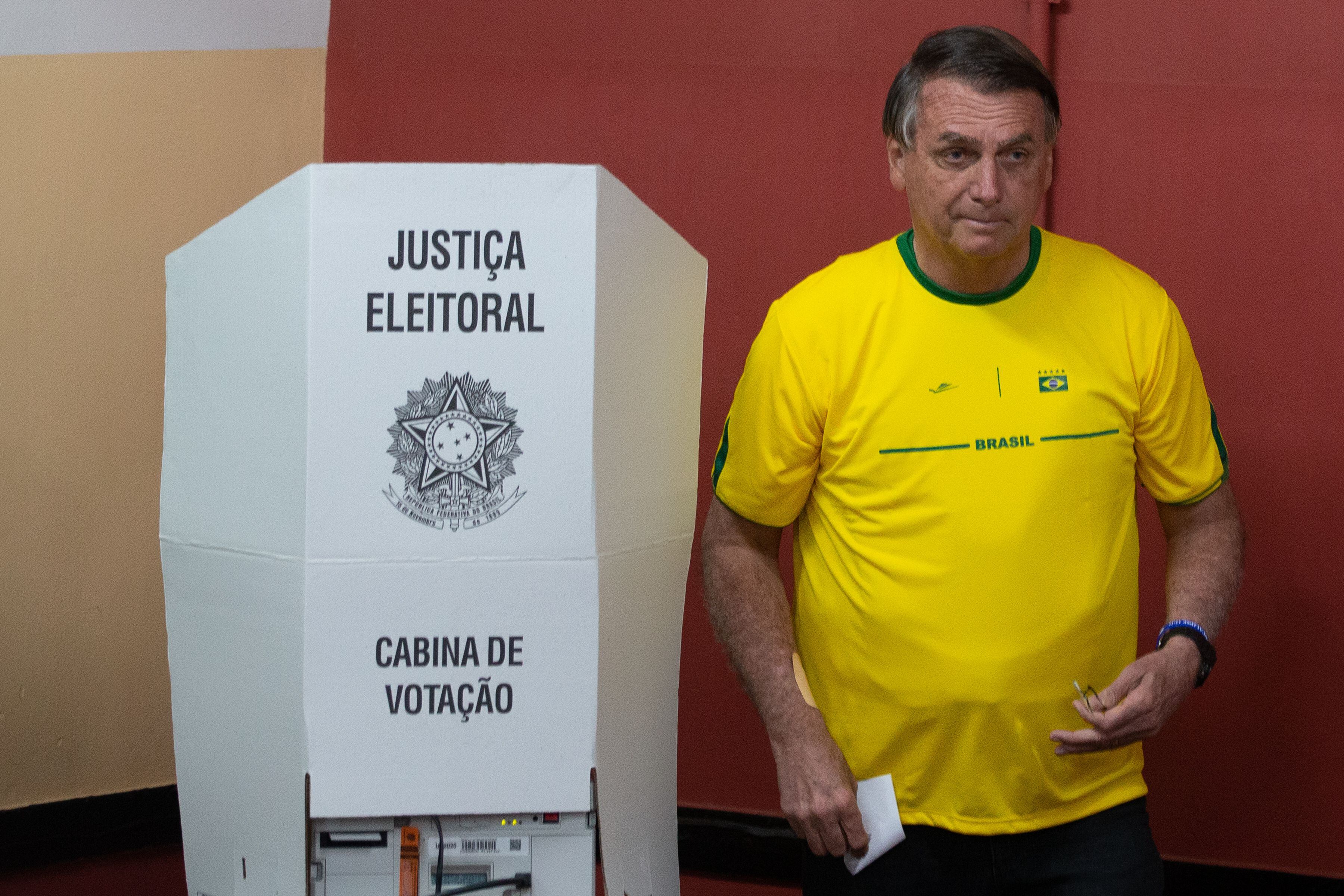 El presidente brasileño Jair Bolsonaro sale tras marcar su voto este domingo 2 de octubre, en un puesto de votación en Río de Janeiro (Brasil).
