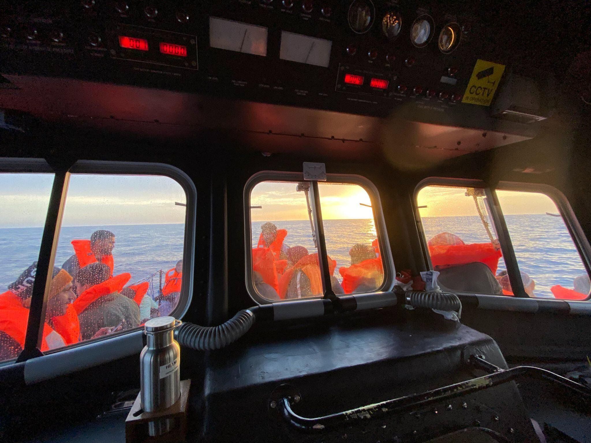 Unos 80 inmigrantes fueron rescatados este lunes en aguas del Mediterráneo central por el nuevo barco de la organización humanitaria Sea Watch, el Aurora. EFE/ONG Sea Watch 