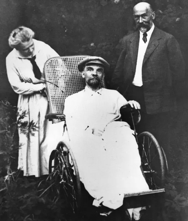 Lenin -aquí con su doctor y su hermana preferida- pasó sus últimos años agobiado por problemas de salud.