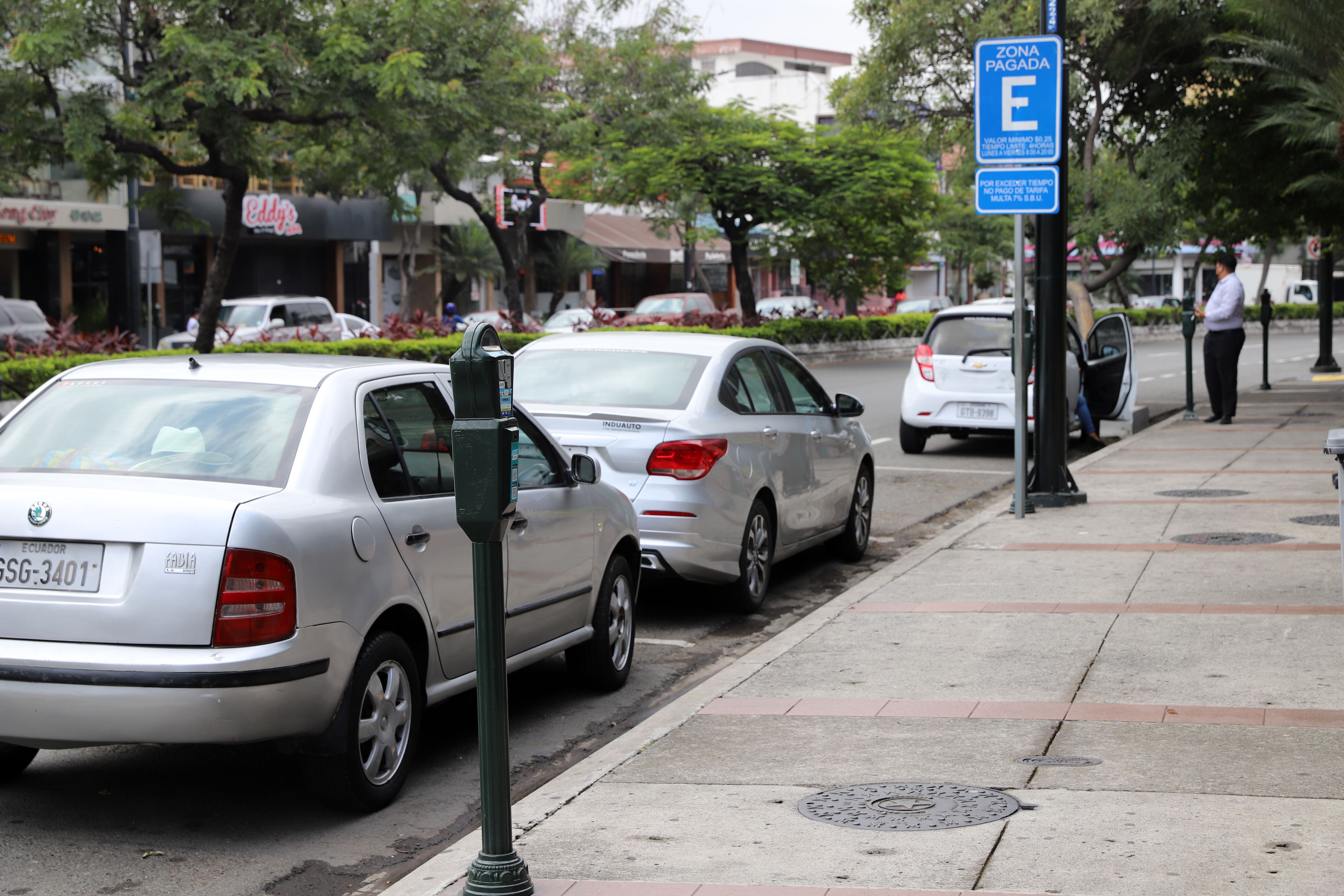 Urdesa es una de las cinco zonas de Guayaquil donde están instalados 923 parquímetros para el control de 1.609 espacios de estacionamiento pagado. Foto Carlos Barros / El Universo.