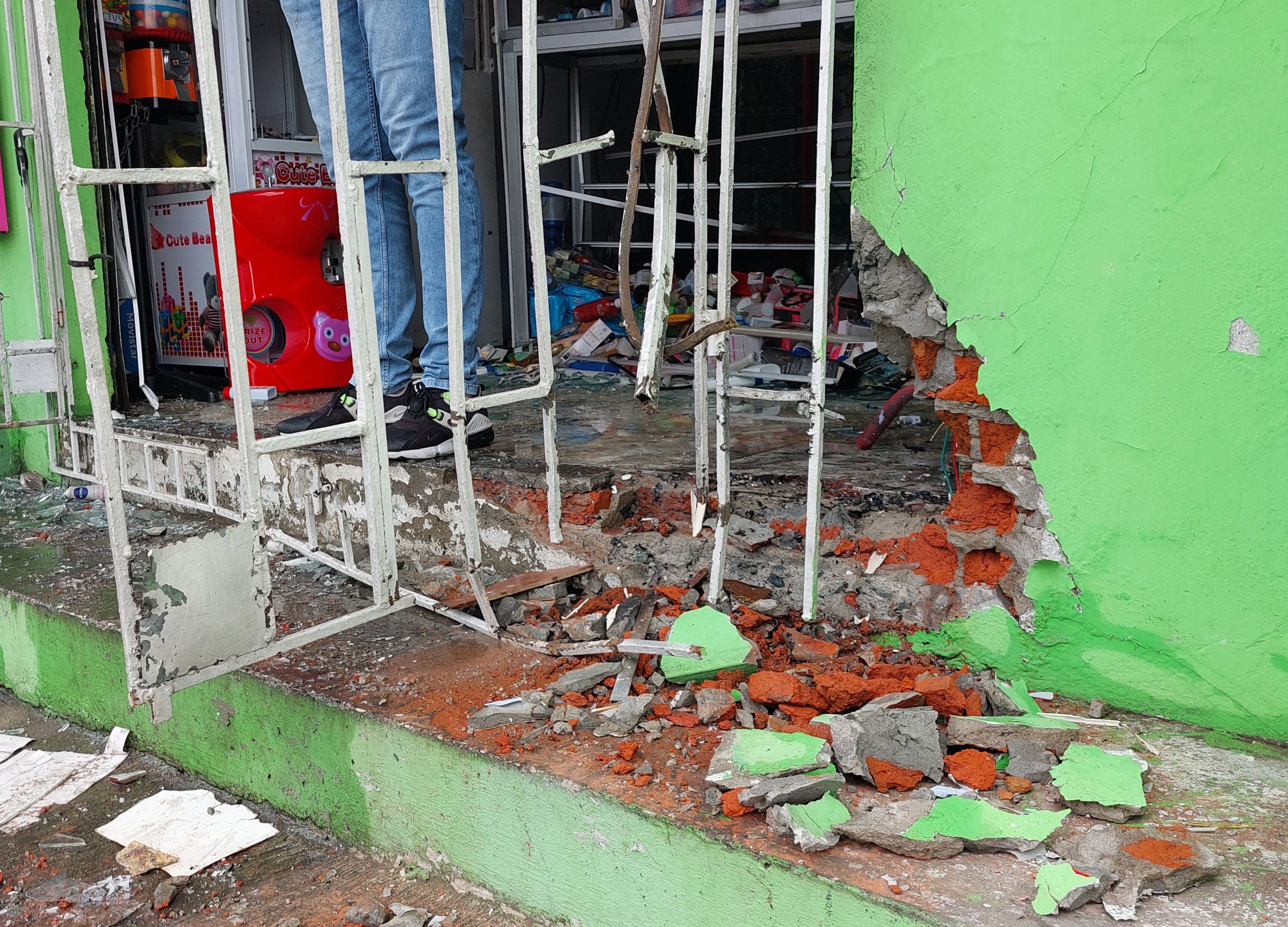 Una farmacia de Pascuales fue atacada con un explosivo el año pasado. Extorsionadores le exigen $5.000 al dueño. Foto: José Beltrán/ El Universo