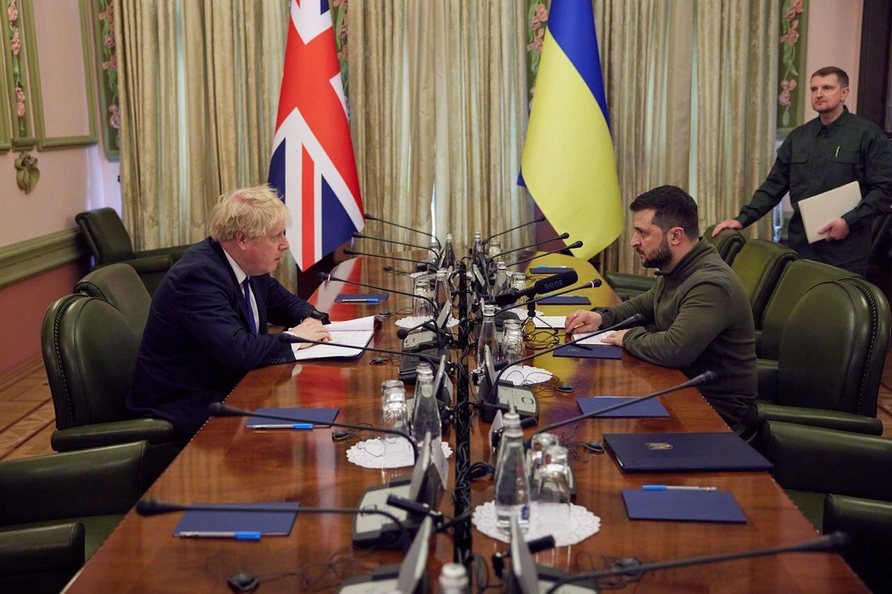 Imagen cedida del presidente ucraniano Volodomir Zelenski y el primer ministro Boris Johnson (izda). EFE/EPA/TELEGRAM/V_Zelenskiy_official 