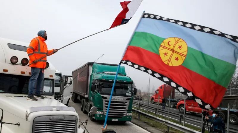 Los bloqueos de caminos han sido parte de las protestas en regiones como La Araucanía. GETTY IMAGES