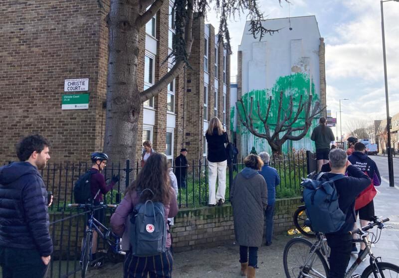Una gran cantidad de personas se han acercado hasta el mural que se encuentra en el norte de Londres.
